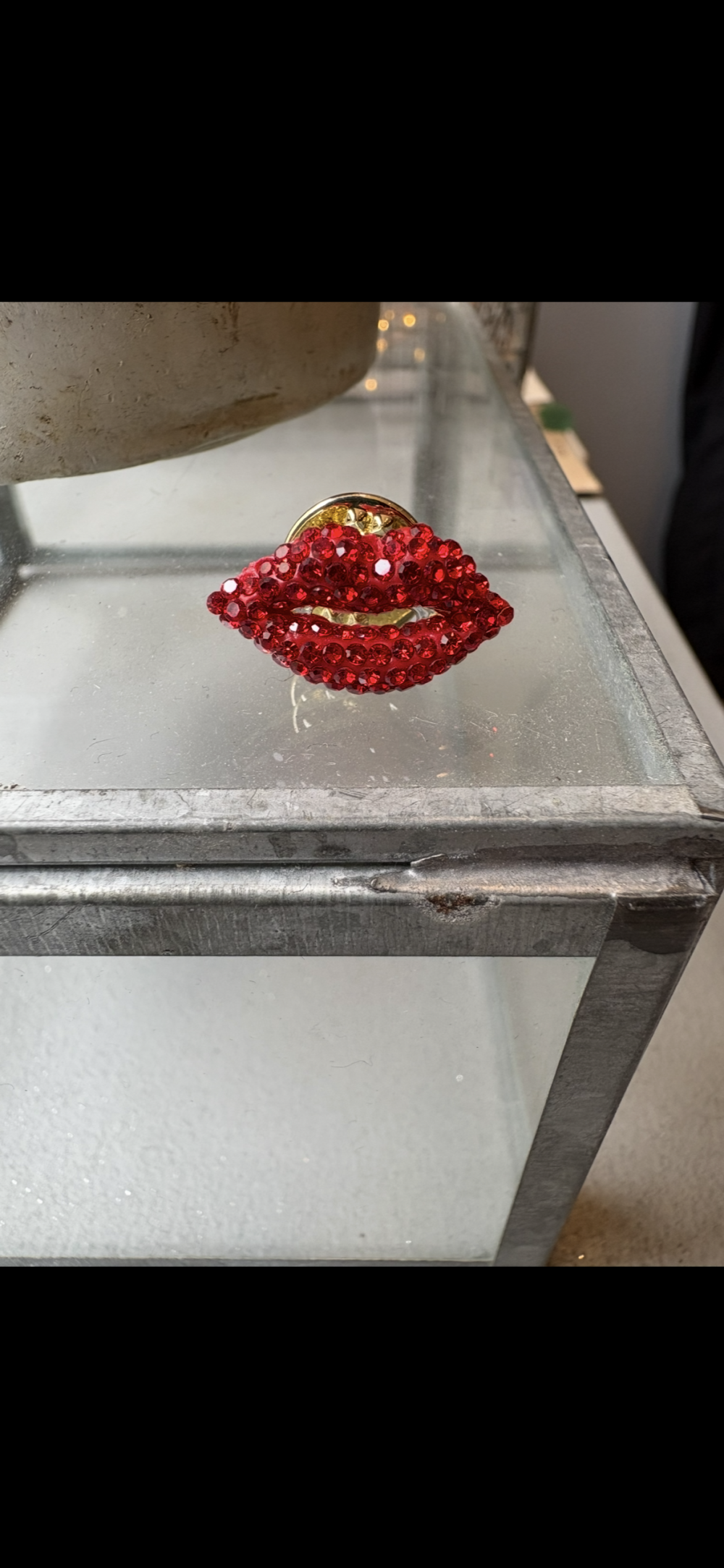 Pin's bouche strass rouge