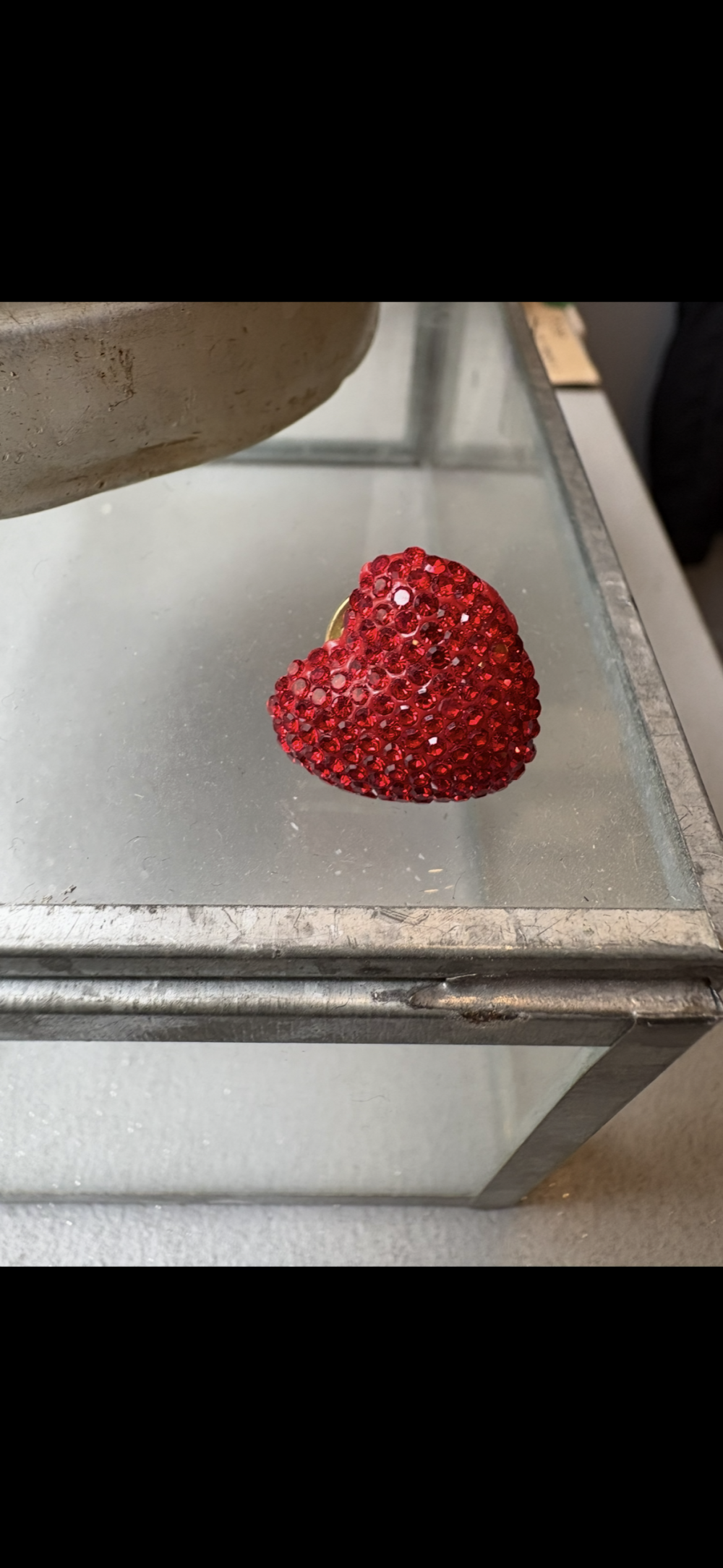 Pin's coeur strass rouge