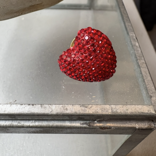 Pin's coeur strass rouge