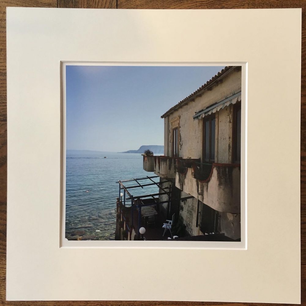 Série 'Une lumière d'été' - 'Balcon sur la mer' (Photographie Emma Boniface) – Image 2