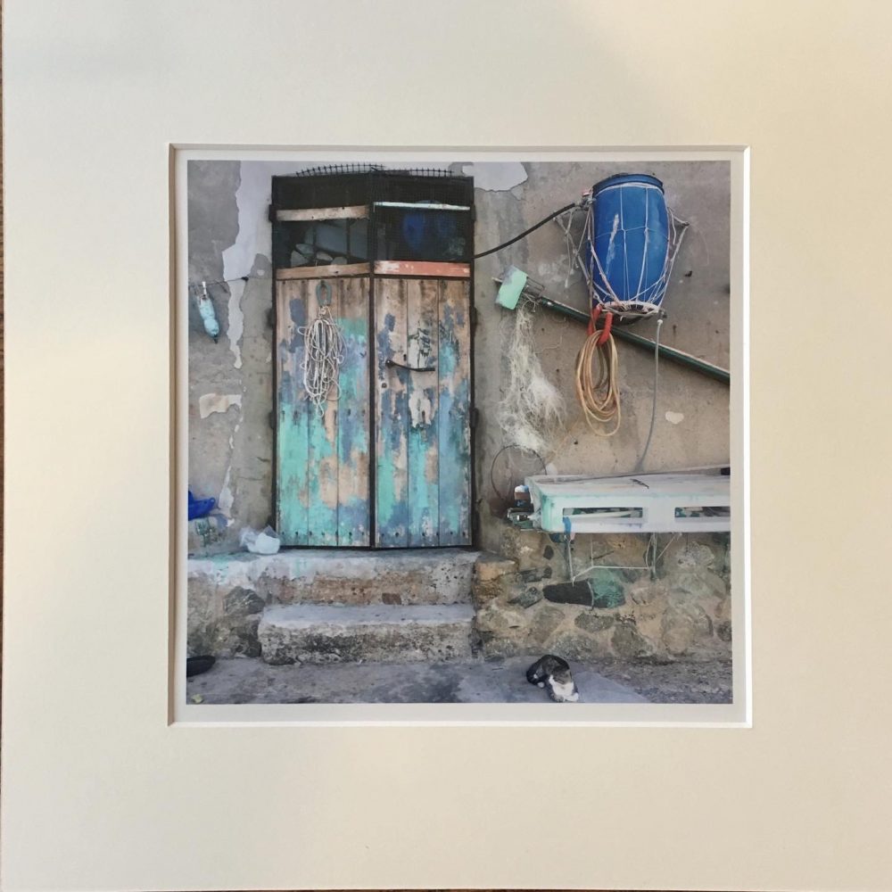 Série 'Une lumière d'été' - 'Chat devant la porte verte' (Photographie Emma Boniface) – Image 2