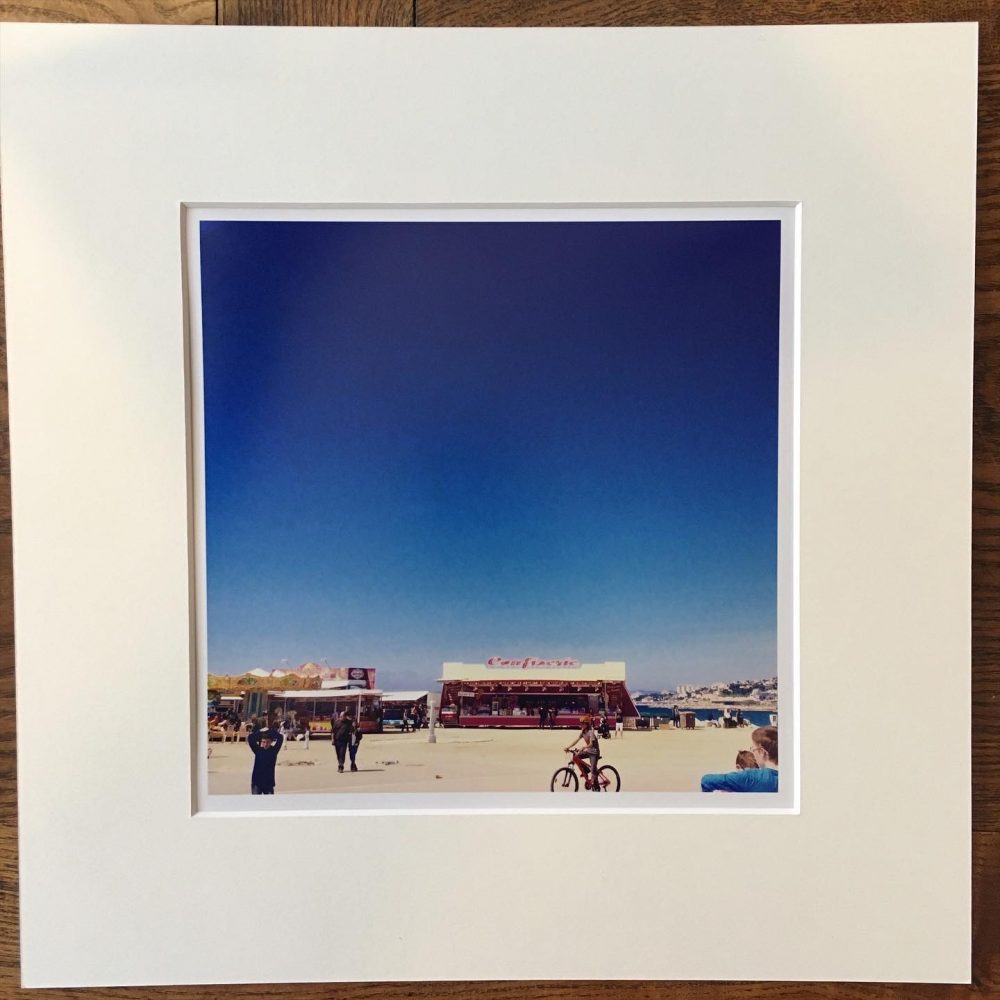 Série 'Une lumière d'été' - 'Confiserie à la plage' (Photographie Emma Boniface) Grand format encadré 50x50cm – Image 6