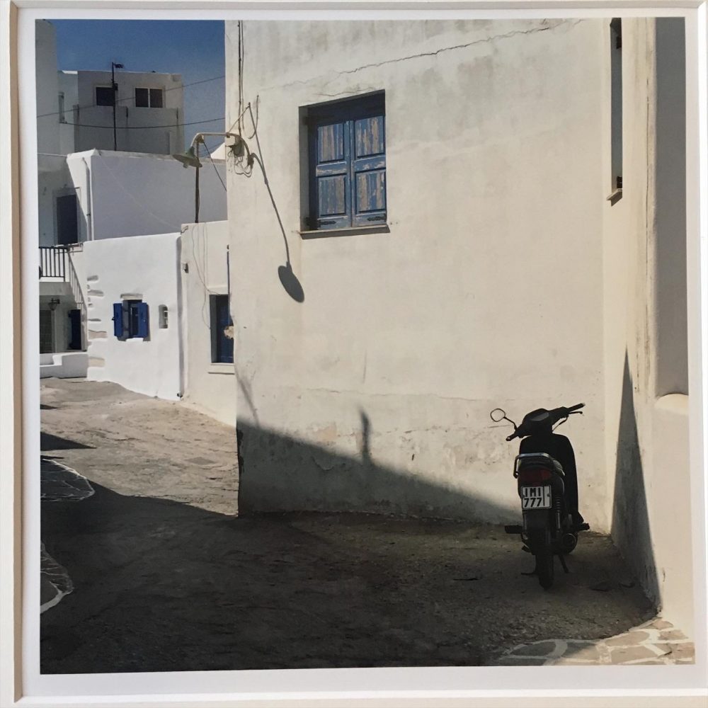 Série 'Une lumière d'été' - 'La Vespa noire du hameau' (Photographie Emma Boniface) – Image 3