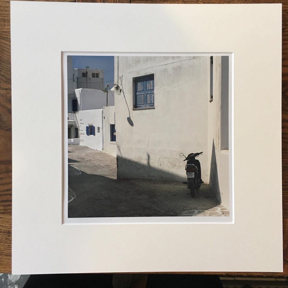 Série 'Une lumière d'été' - 'La Vespa noire du hameau' (Photographie Emma Boniface) – Image 2