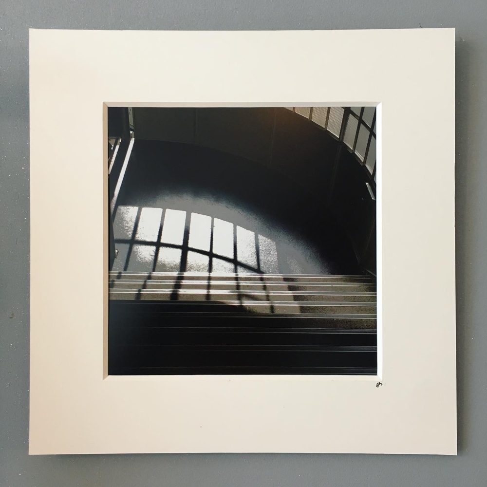 Série 'Paysages rayés (à paris)' - 'Sous-terrain rayé' (Photographie Emma Boniface) Moyen format encadré – Image 2